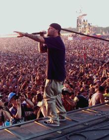 Imagen secundaria 2 - Arriba, la desoladora imagen después del festival; debajo, la chavalada disfrutando de las aguas fecales y Fred Durst disfrutando de su ego.