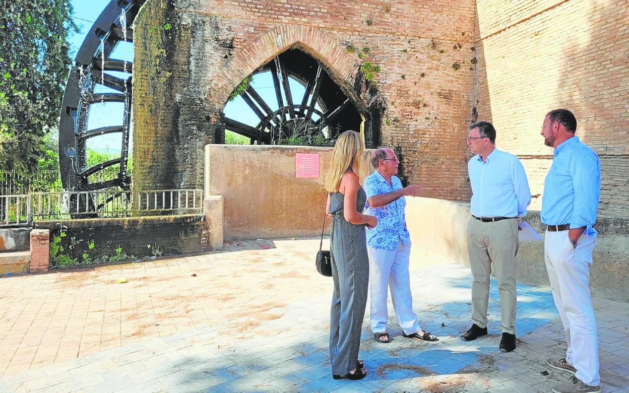 Ballesta (2d) y los concejales del PP Rebeca Pérez y José Guillén (1d), durante su visita ayer a La Ñora. 