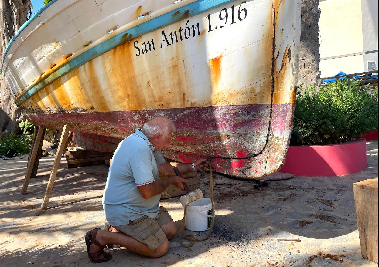 El calafate Diego Fernández arreglando el San Antón, de 1916. 