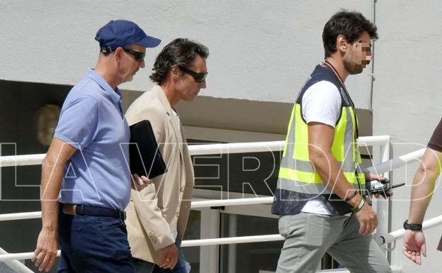 José Luis Galiana (izq.), acompañado de su abogado, Pablo Ruiz-Palacios (cen.), entrando a las instalaciones de la Policía Nacional en Sangonera La Verde, este martes.