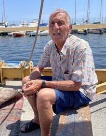 Imagen secundaria 2 - A la derecha, Pedro Pérez 'El Conejo', que pescó con este laúd (en la otra imagen) en el Mar Menor. 