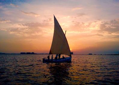 Imagen secundaria 1 - A la derecha, Pedro Pérez 'El Conejo', que pescó con este laúd (en la otra imagen) en el Mar Menor. 