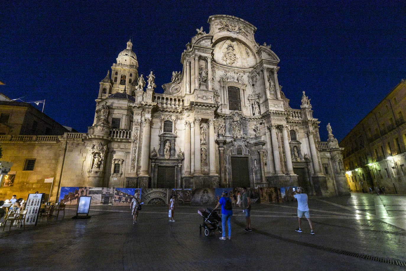 Fotos: Menos luces en Murcia en el primer día de aplicación de la ley de ahorro energético