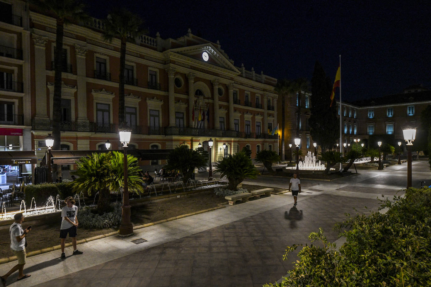 Fotos: Menos luces en Murcia en el primer día de aplicación de la ley de ahorro energético