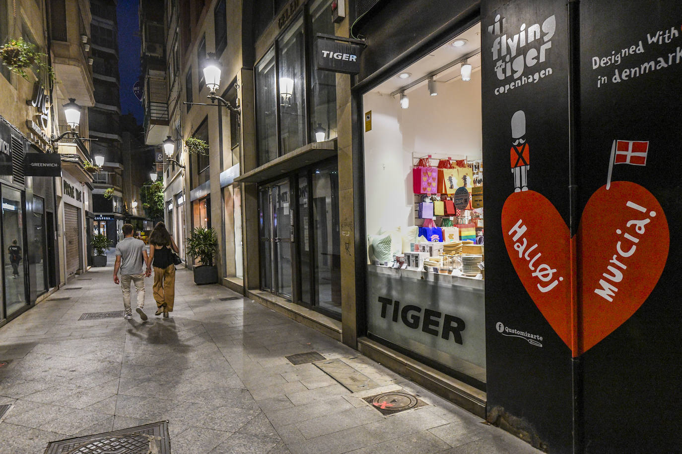Fotos: Menos luces en Murcia en el primer día de aplicación de la ley de ahorro energético