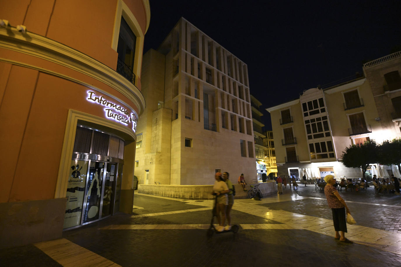 Fotos: Menos luces en Murcia en el primer día de aplicación de la ley de ahorro energético