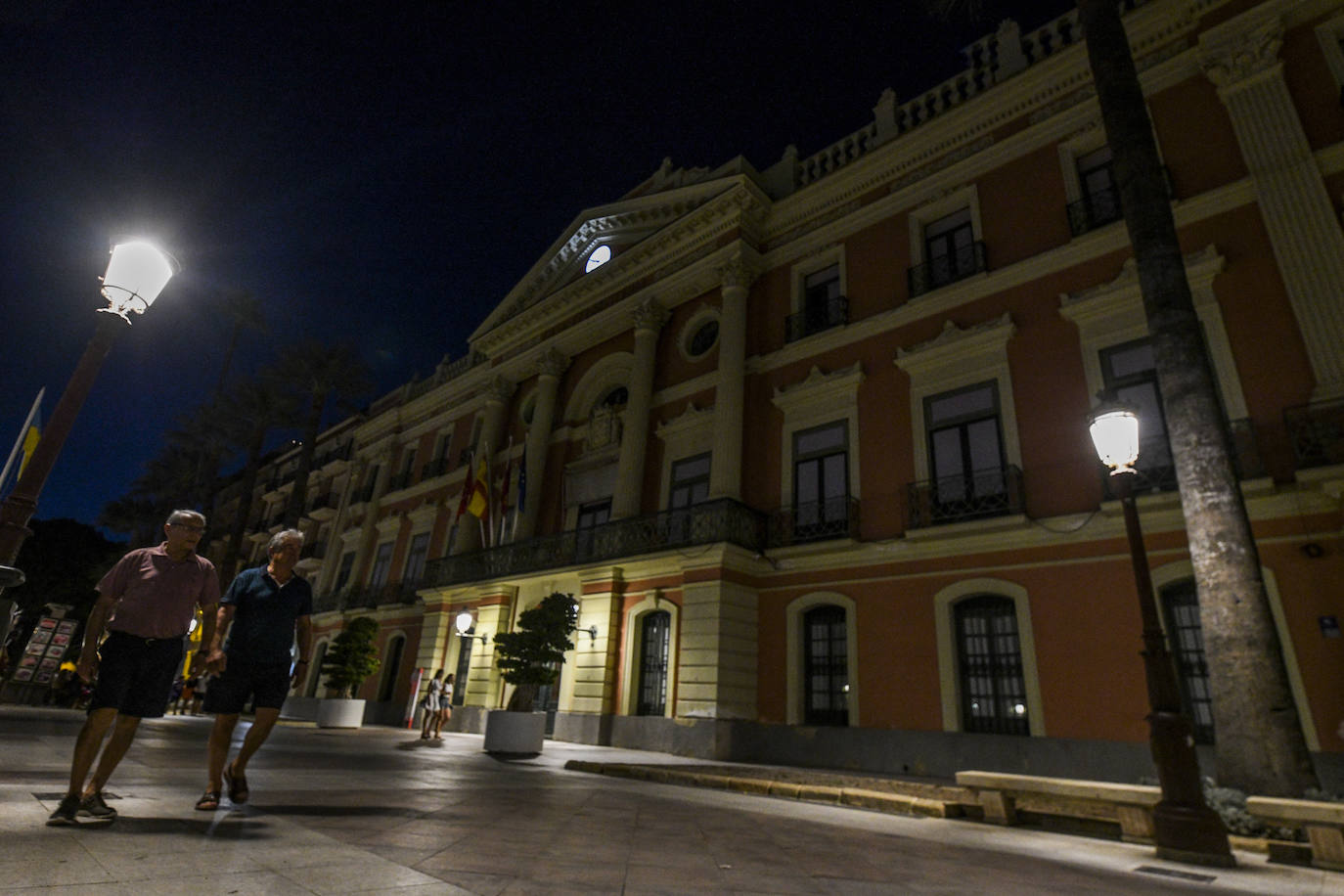 Fotos: Menos luces en Murcia en el primer día de aplicación de la ley de ahorro energético