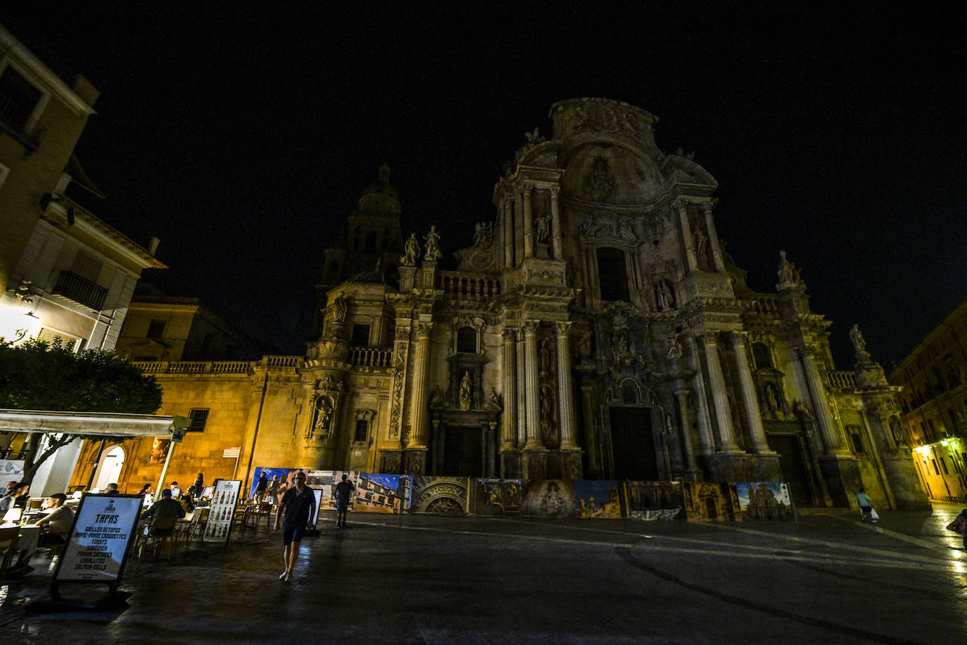 Fotos: Menos luces en Murcia en el primer día de aplicación de la ley de ahorro energético