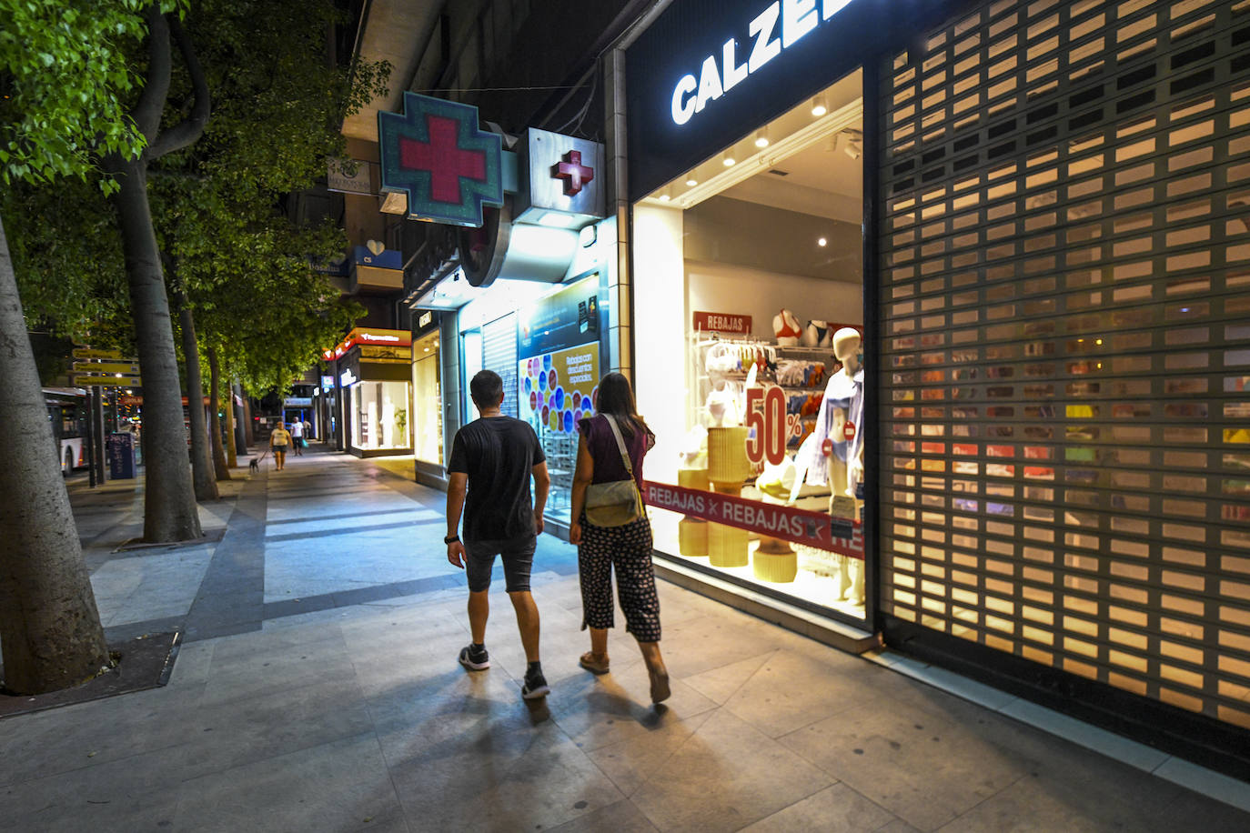 Fotos: Menos luces en Murcia en el primer día de aplicación de la ley de ahorro energético