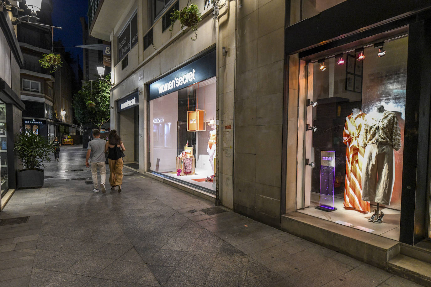 Fotos: Menos luces en Murcia en el primer día de aplicación de la ley de ahorro energético