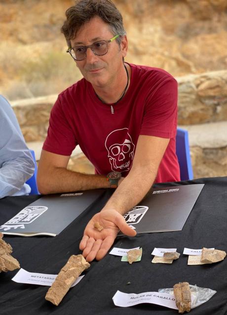 Imagen - El arqueólogo Mariano López, con los hallazgos de la campaña. 