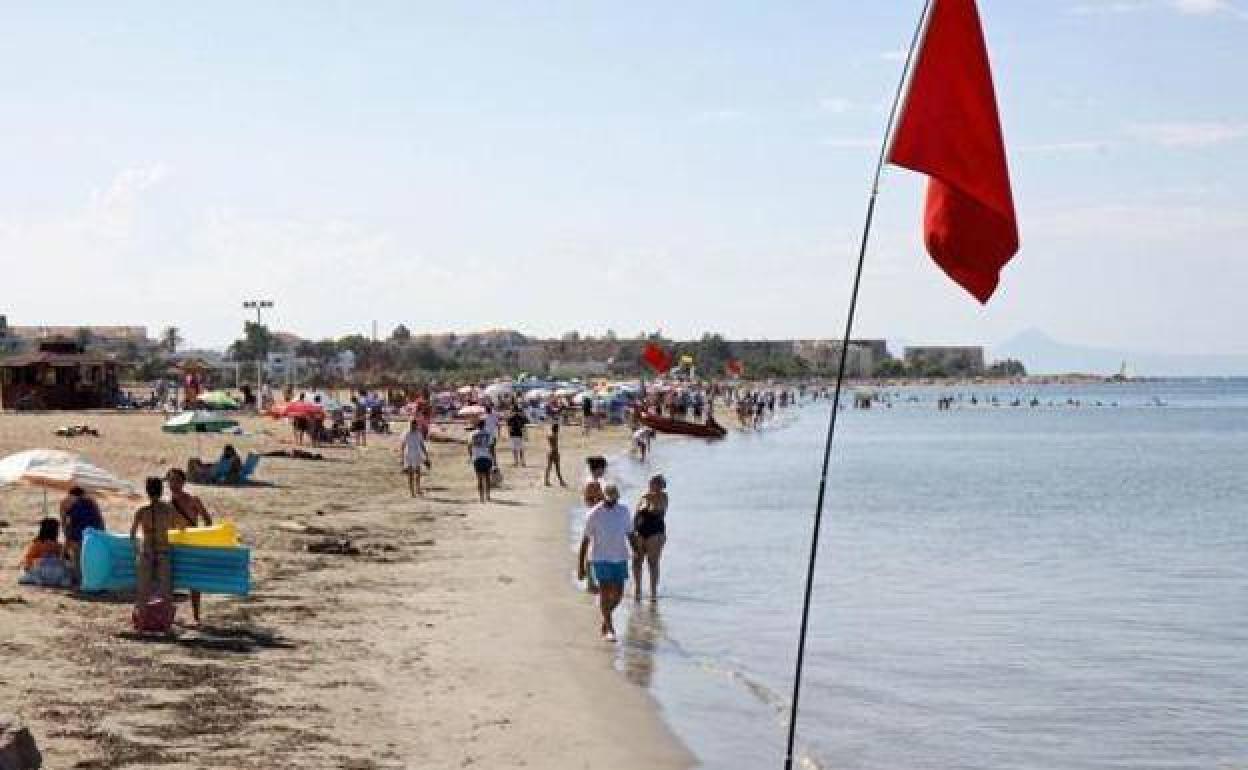 Bandera roja en una playa, en una imagen de archivo. 