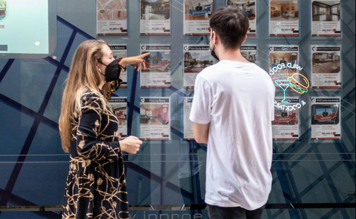 Un joven observa el escaparate de una inmobiliaria, en una foto de archivo.