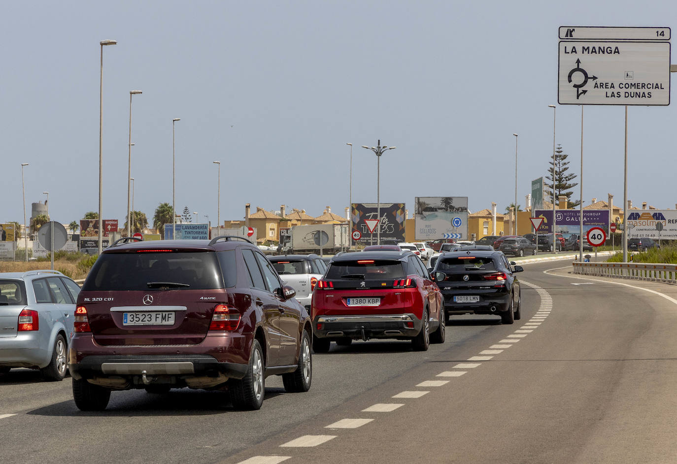 Fotos: La Manga registra grandes atascos en su entrada