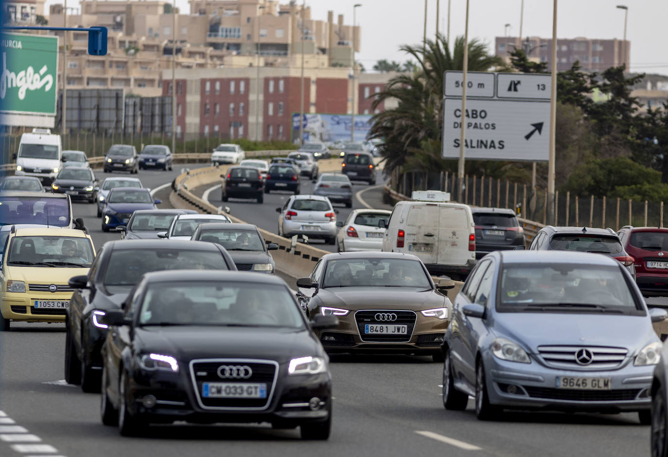 Fotos: La Manga registra grandes atascos en su entrada