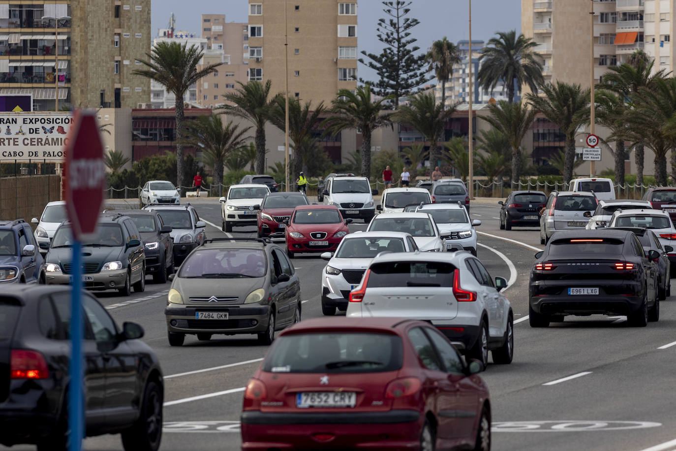 Fotos: La Manga registra grandes atascos en su entrada