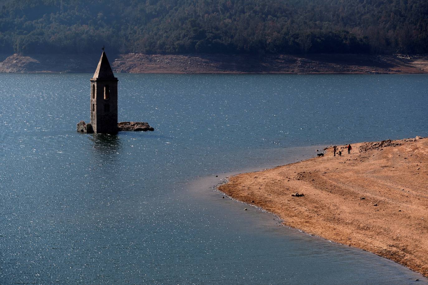 Fotos: La iglesia del pantano de Sau vuelve a dejarse ver