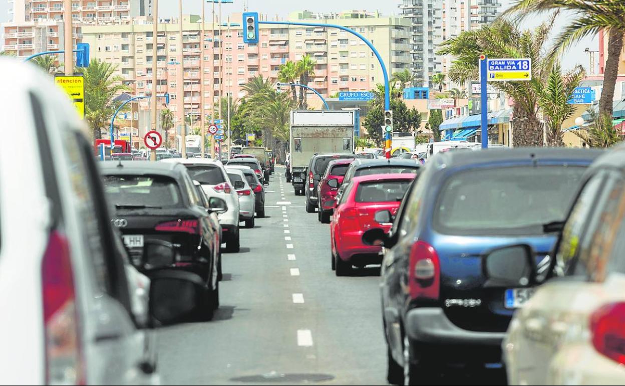 Largas colas de vehículos para acceder a La Manga, este viernes a mediodía. 