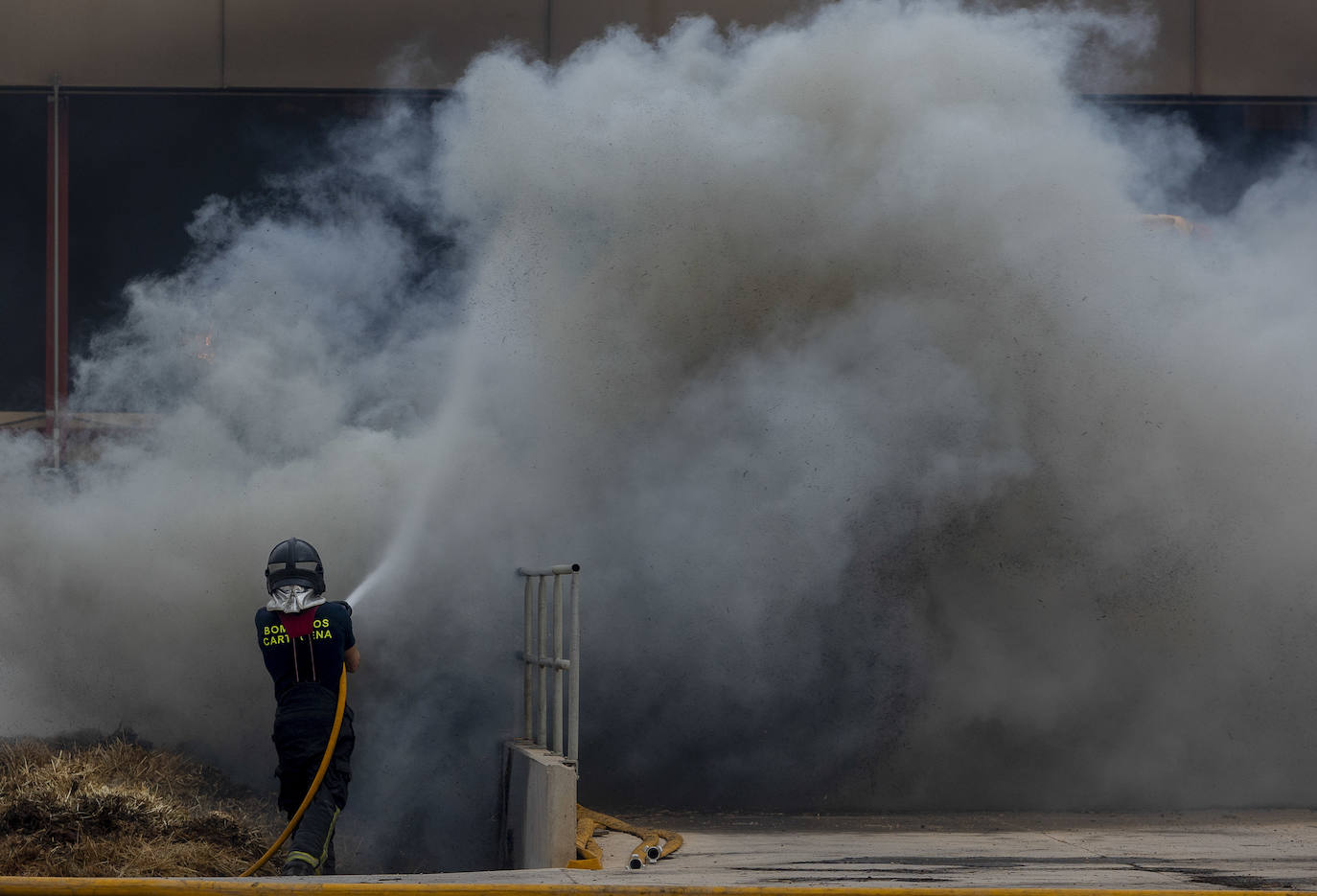 Fotos: Siete personas atendidas por inhalación de humo en un incendio en Pozo Estrecho