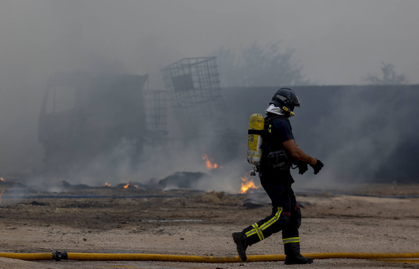 Fotos: Siete personas atendidas por inhalación de humo en un incendio en Pozo Estrecho