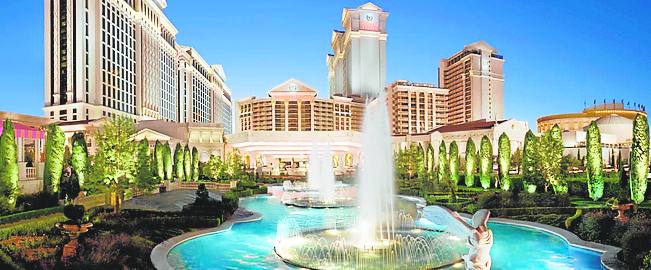 Hotel Cesar's Palace (Bueno). América-EE UU-Las Vegas. Situado en el corazón de Las Vegas, sus habitaciones son amplias y confortables, disponiendo de varios restaurantes y un centro comercial. Como casi todos los hoteles de Las Vegas, la profusión de máquinas de juego por doquier dificulta apreciar la decoración pretendida por el interiorista y, a veces, llega incluso a desorientar al huésped.