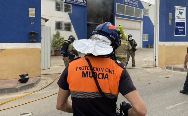 Imagen del trabajo de extinción en la empresa de fabricación de muebles de La Arboleja, en Murcia.