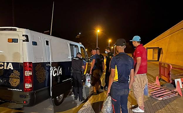 Inmigrantes, custodiados por la Policía Nacional este sábado en Escombreras.