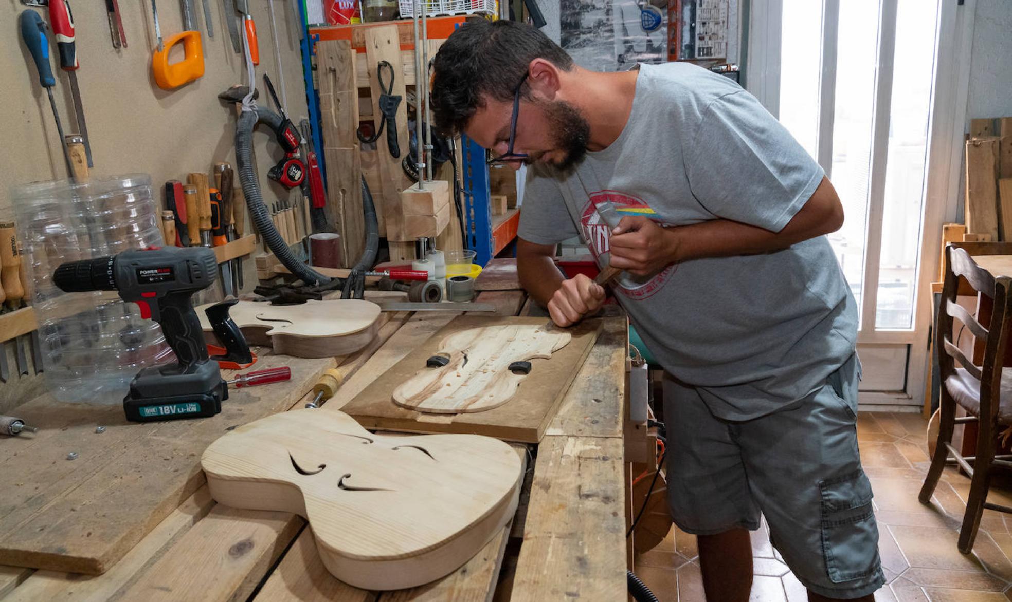 José Ángel Carrillo trabaja en un violín en su taller de Coy.
