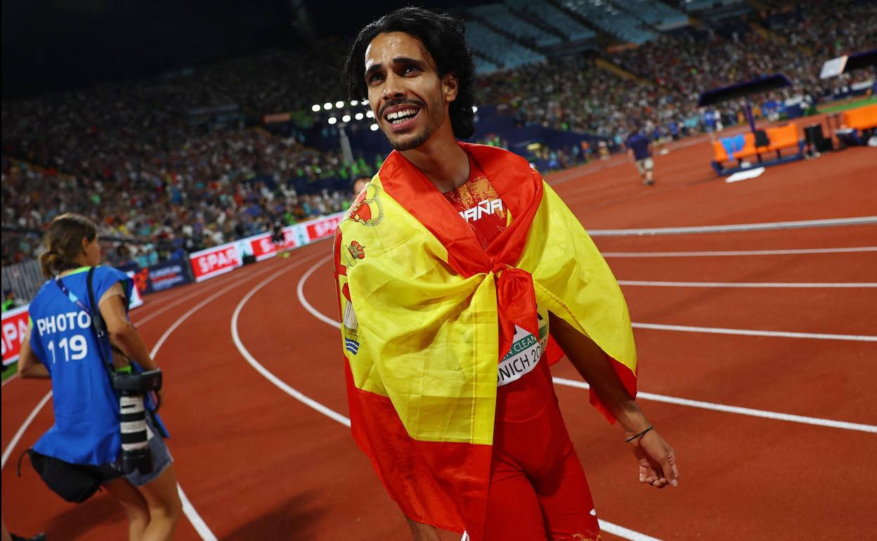 Mohamed Katir celebra la plata en los 5.000, este martes en el Olympiastadion de Múnich.