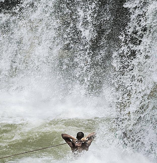 Un hombre se refresca en el Salto de Bayaguana, en la provincia de Monte Plata ('Fluye').