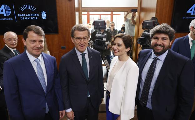 Feijóo conversa con los presidentes de Castilla y Léon, Madrid y Murcia durante la toma de posesión de Rueda en Galicia. 