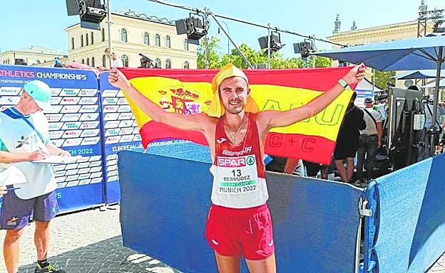 El ciezano Manuel Bermúdez, que acabó cuarto, posa con una bandera de España en la zona de meta.