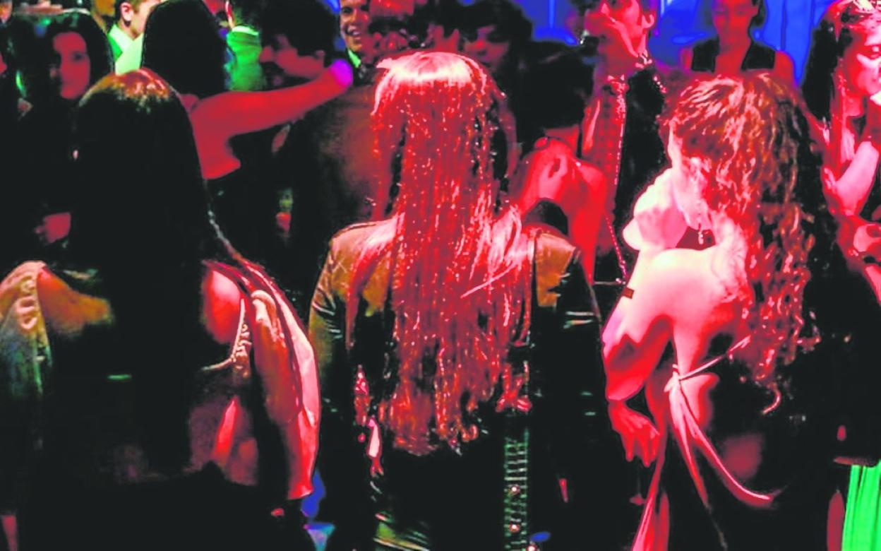 Jóvenes disfrutando de una noche de fiesta en un local de ocio. 