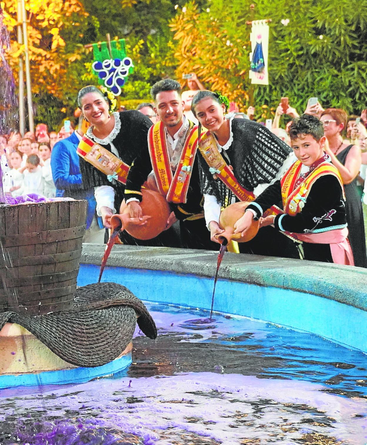 Los Vendimiadores vertiendo los primeros litros de vino. 