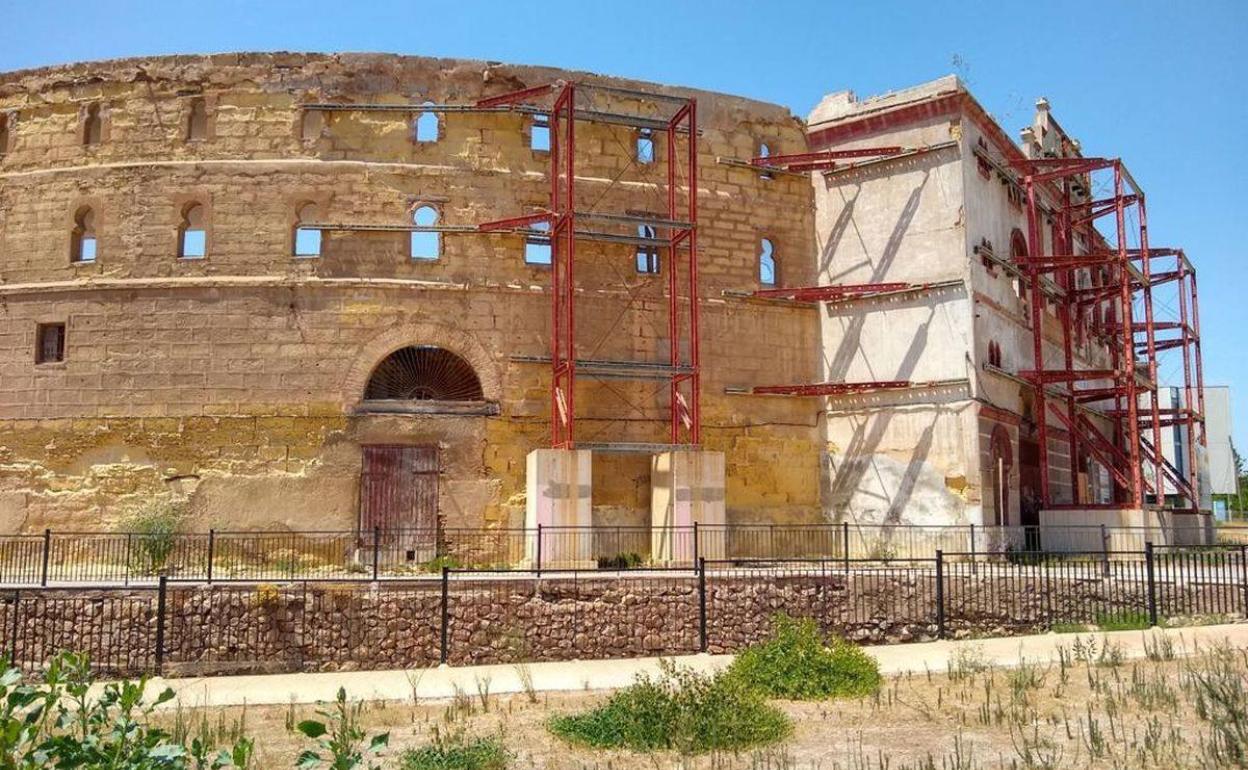 Andamiaje en el exterior de la plaza de toros, en cuyo subsuelo están los restos del Anfiteatro. 