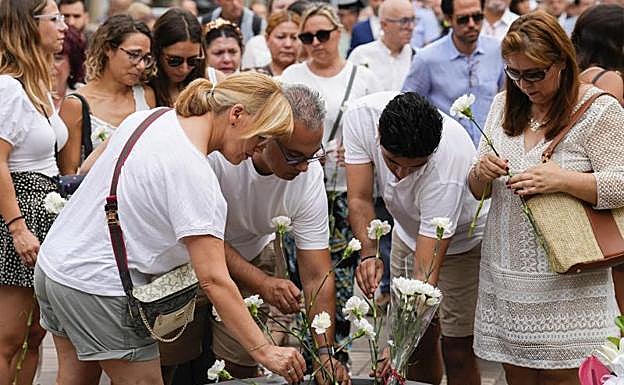 Imagen principal - Imágenes del homenaje a las víctimas del atentado.