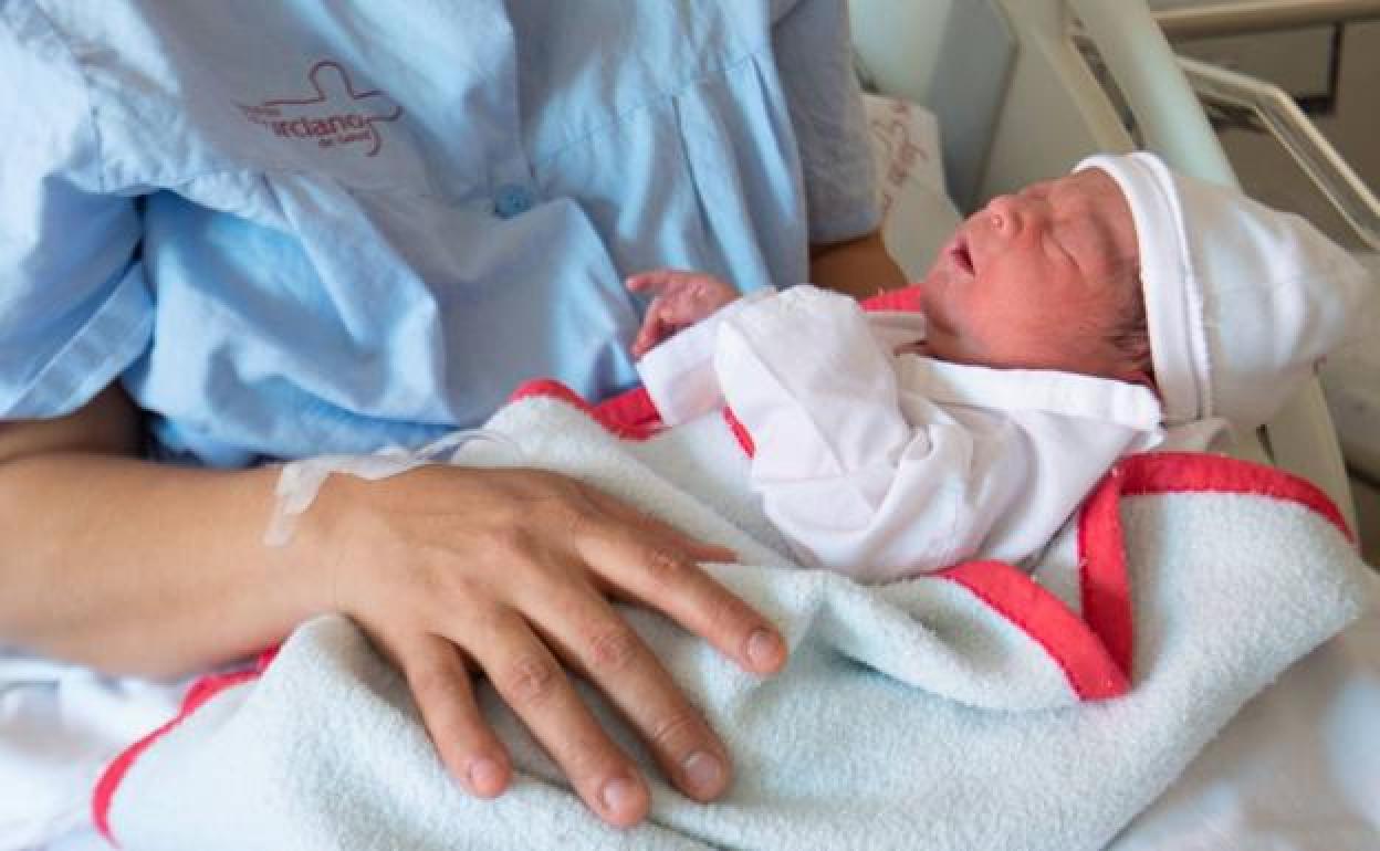 Imagen de archivo de un recién nacido junto a su madre en el Hospital Virgen de la Arrixaca.