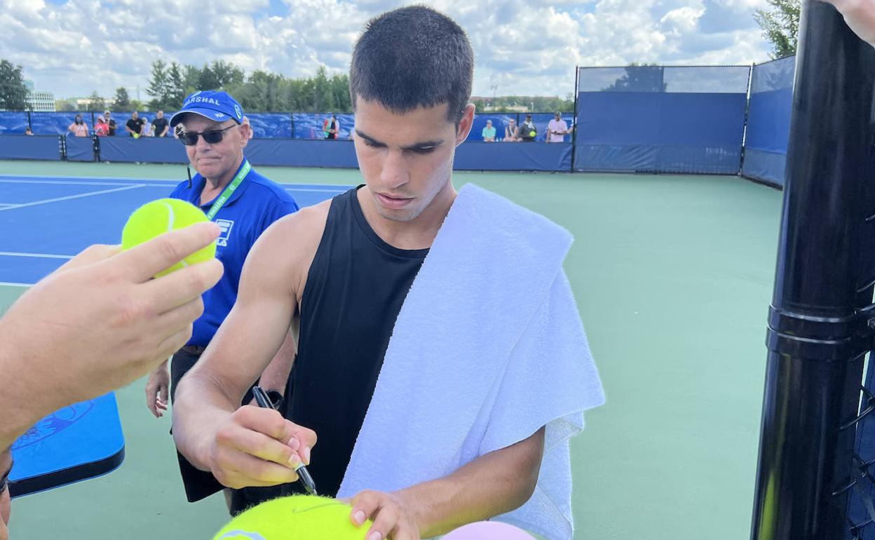 Carlos Alcaraz firma unos autógrafos tras una sesión de entrenamiento en Cincinnati. 