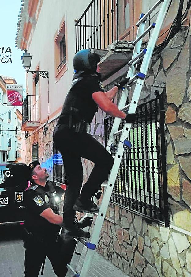 Agentes de la Policía Local de Lorca intervienen en una vivienda del municipio para evitar por segunda vez su okupación. 