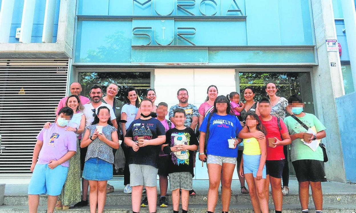 Varios menores y sus familiares que han participado en el programa, en una foto facilitada por la Comunidad. 