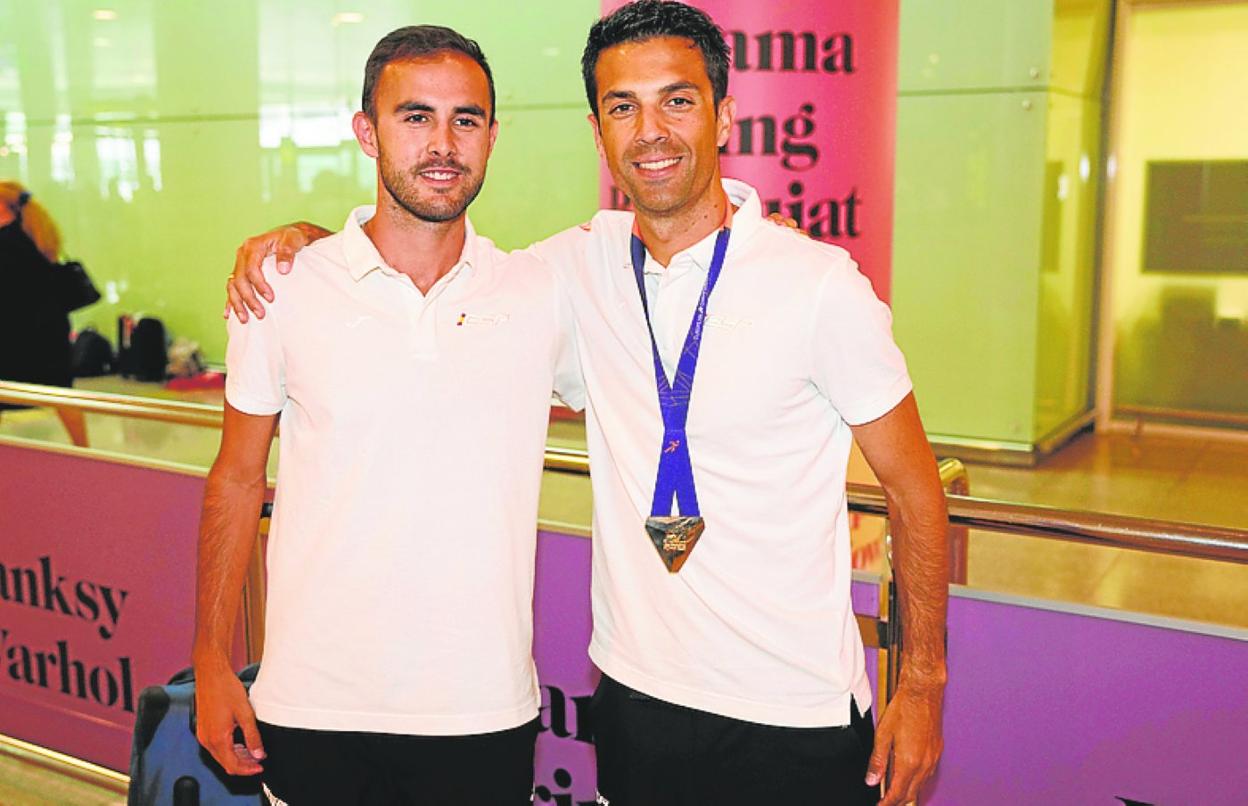 Miguel Ángel López, junto a Manu Bermúdez, ayer en Barcelona. 