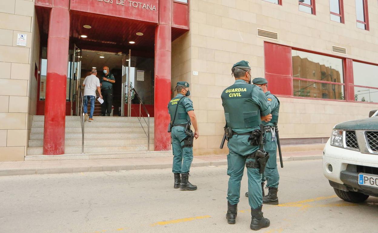 Agentes de la Guardia Civil a las puertas del juzgado de Totana, donde declaró el investigado.