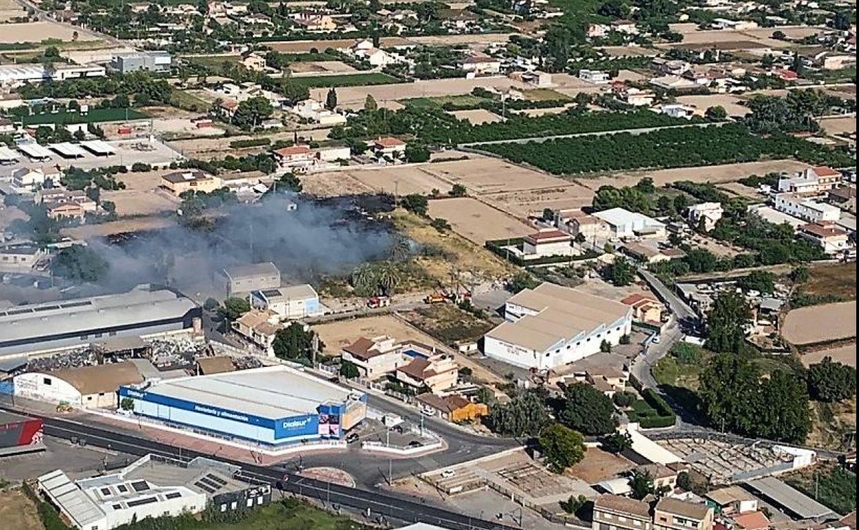 Imágen aérea de la llegada del helicóptero a la zona del incendio.