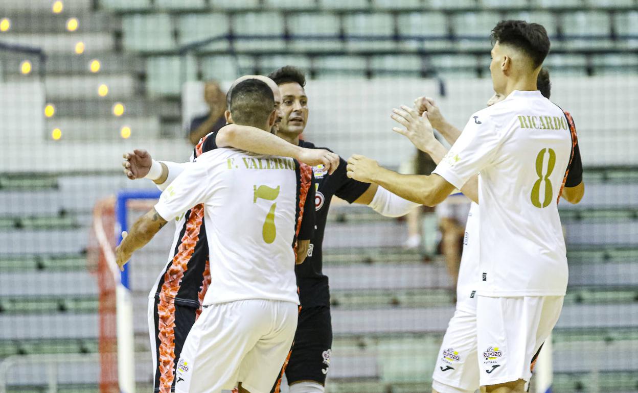 Los jugadores de ElPozo Murcia celebran uno de los goles.