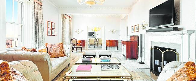 The Pierre Taj Hotel (excelente). América- EE UU- Nueva York. La cadena hotelera a la que pertenece avala a este magnífico hotel en el que en alguna ocasión se han alojado los Reyes Don Juan Carlos y Doña Sofía. En sus salones se han rodado varias películas, quizás la más recordada sea ‘Perfume de mujer’ de Al Pacino. Espléndida ubicación junto a Central Park y una decoración clásica y lujosa. 