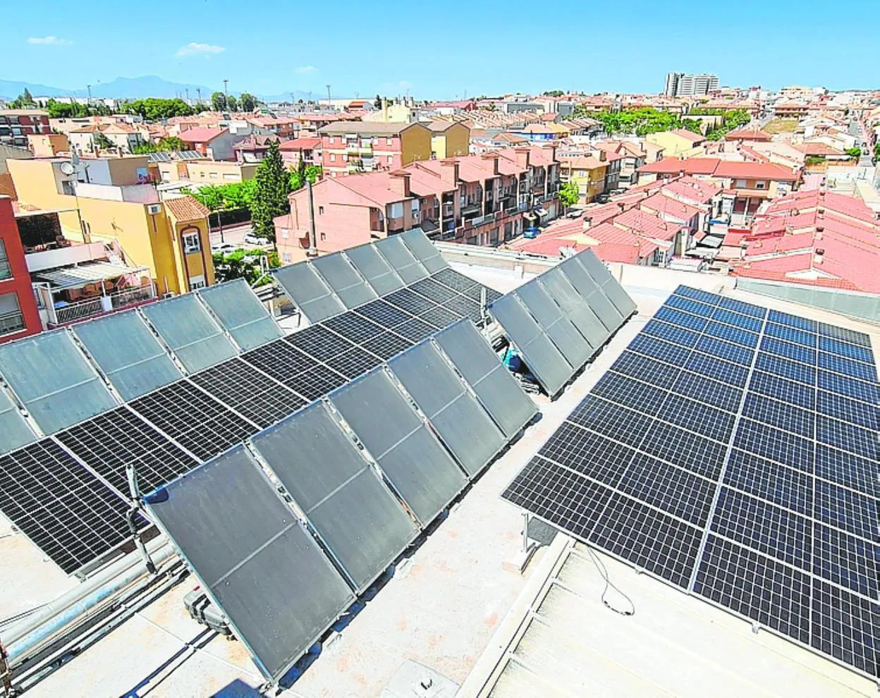 Placas solares en la cubierta de Ribera Hospital de Molina. 