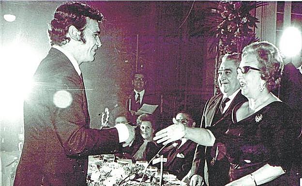 Rabal recibe el Laurel de Plata en el apartado Cine-Teatro de la Asociación de la Prensa de Murcia en 1966. 