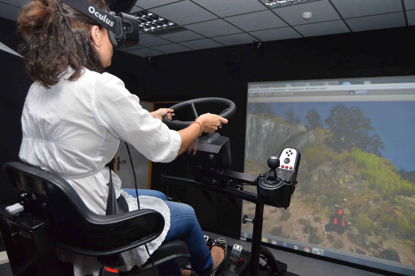 Una investigadora, conduciendo un tractor en el simulador de realidad virtual de la UPCT en Fuente Álamo.
