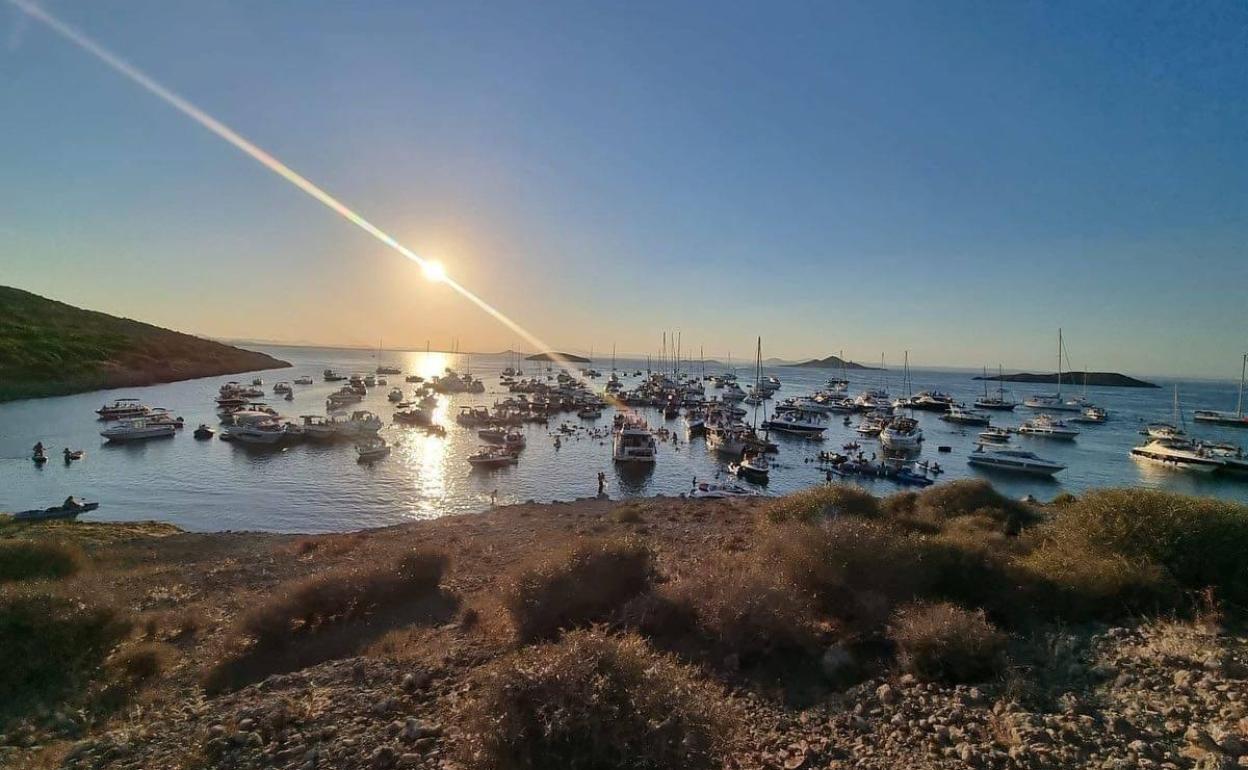 Decenas de barcos fondeados junto a la isla del Ciervo, en La Manga, el pasado sábado por la tarde en la fiesta.