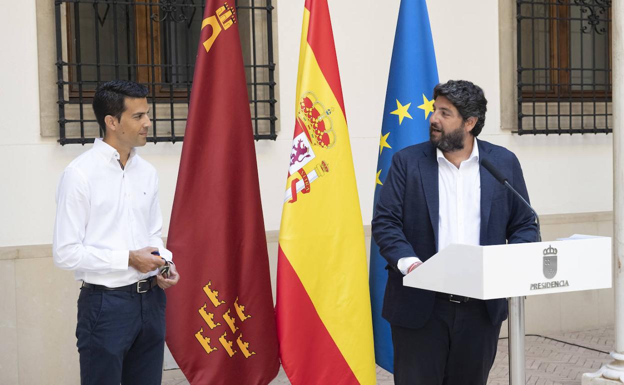 López Miras recibe a Miguel Ángel López en el Palacio de San Esteban.